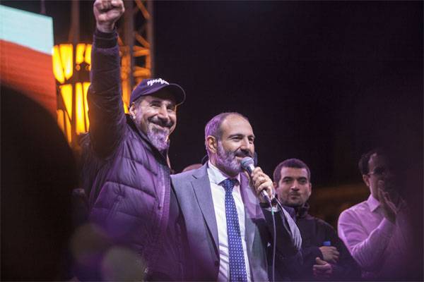 Pashinyan aslında kendini Ermenistan Başbakanı ilan etti