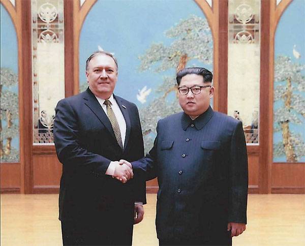 Peace, friendship, chewing gum ... Mike Pompeo again in the DPRK