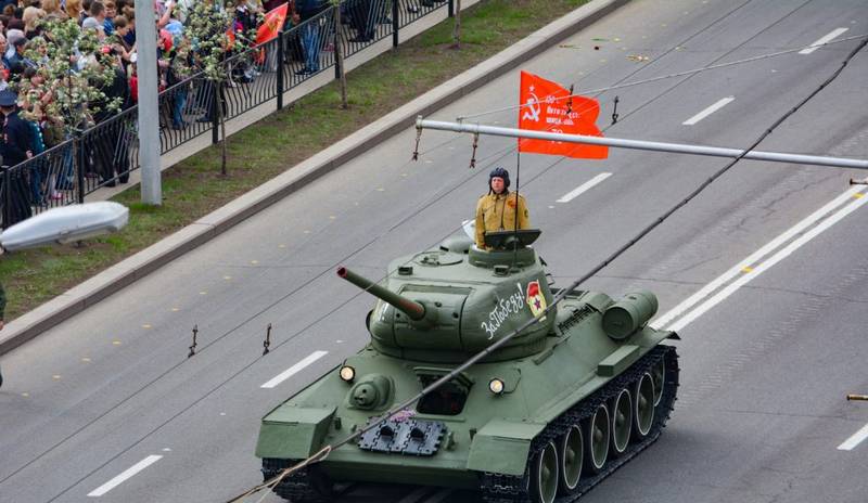 Nadie se olvida, nada se olvida. Desfile de la victoria celebrada en Donetsk