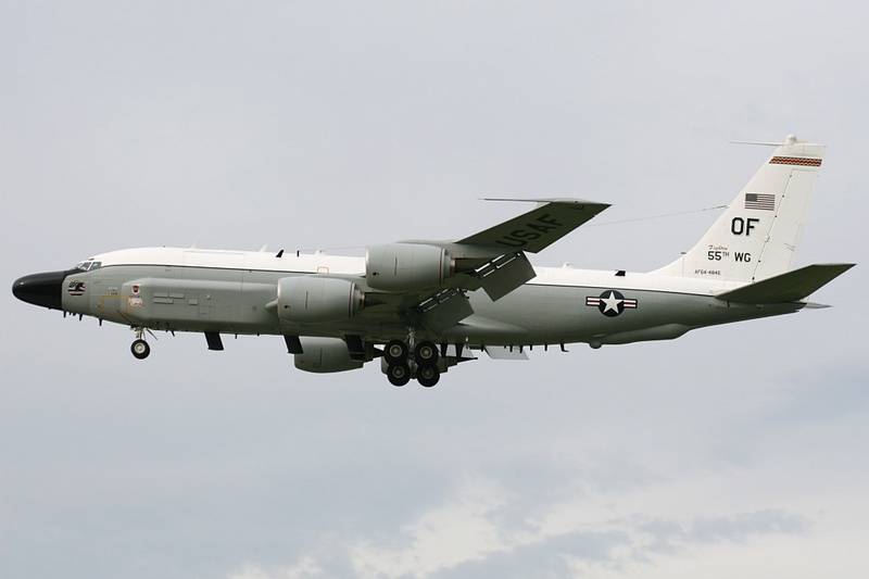 Tienes unas vacaciones, y tenemos un trabajo. Aviones estadounidenses continúan explorando a lo largo de las fronteras de la Federación Rusa