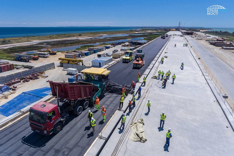 Abierto al mismo tiempo. Se ha completado la construcción de aproximaciones automáticas al puente de Crimea.