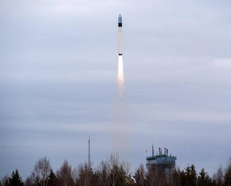 ロシアの上段付き。 廃止されたロケットは衛星を宇宙に打ち上げる