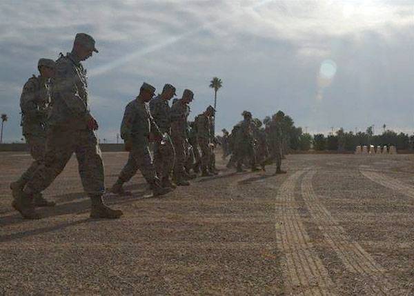 Los bomberos están mirando, la policía está mirando. Contenedor "perdido" militar estadounidense con granadas