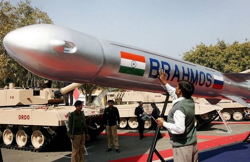 Теперь и наземный вариант. Индия успешно испытала ракету "БраМос"
