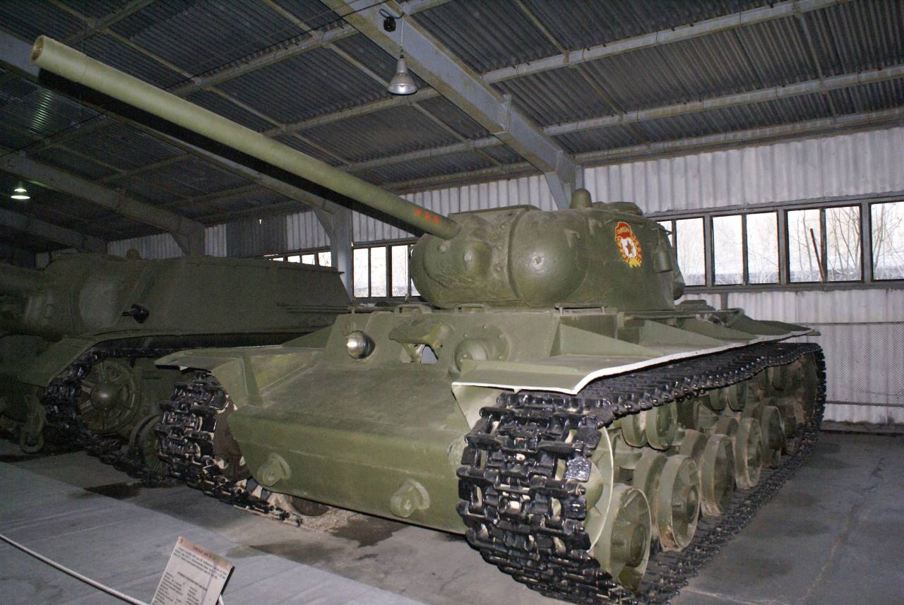Танки кв ис. Кв 1с 122мм. Кв-85 танк. Советский танк ИС 1. Кв-1с с пушкой 122мм д2-5т.