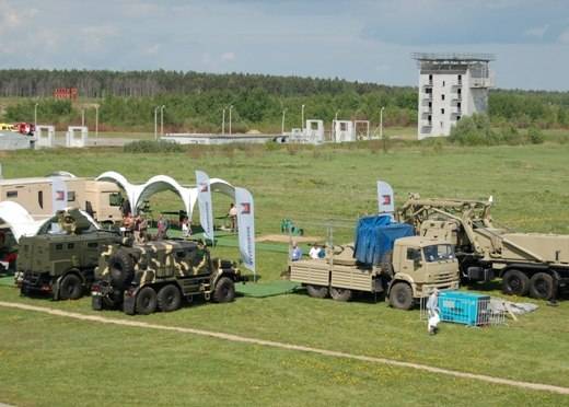 Perusahaan industri pertahanan mempersembahkan peralatan militer untuk Garda Nasional