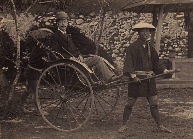 «Перепуганная свита в один миг окружила наследника…»