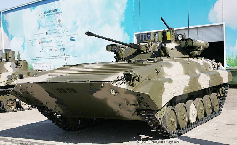 Upgrade BMP-2M dengan modul tempur "Berezhok" memasuki Distrik Militer Pusat