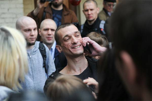 Pavlensky memulai perang melawan "rezim Elysian Macron"?..