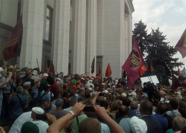 اقتحم المتظاهرون مبنى البرلمان الأوكراني