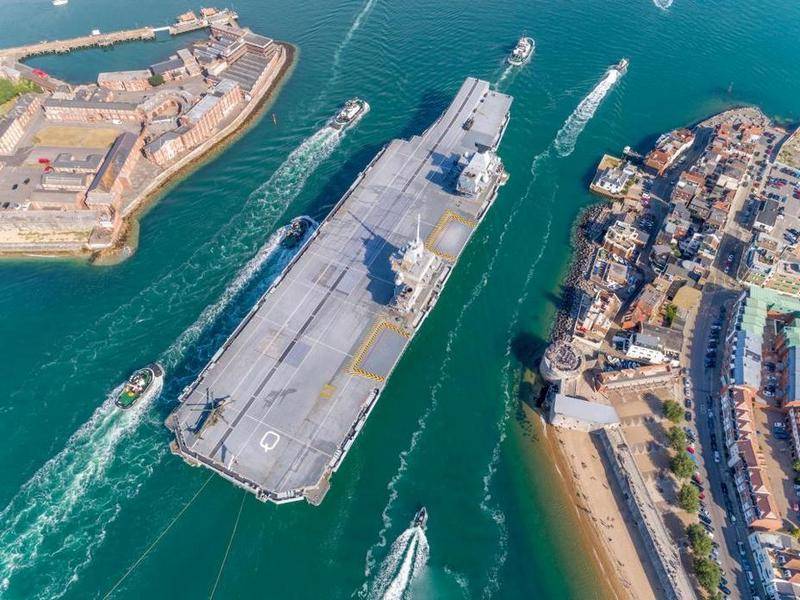 O mais novo porta-aviões britânico HMS Queen Elizabeth voltou do próximo teste