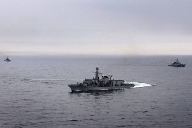 Khinh hạm Anh "tháp tùng" hai tàu hộ tống Nga trên eo biển Anh