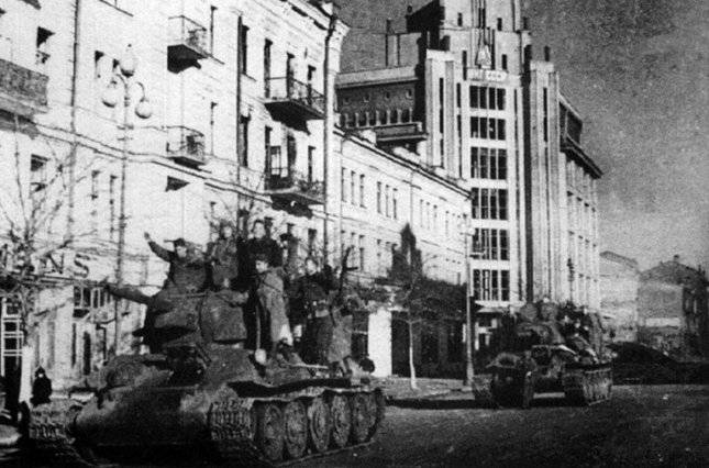 Tanks Rybalko in de straten van bevrijd Kiev