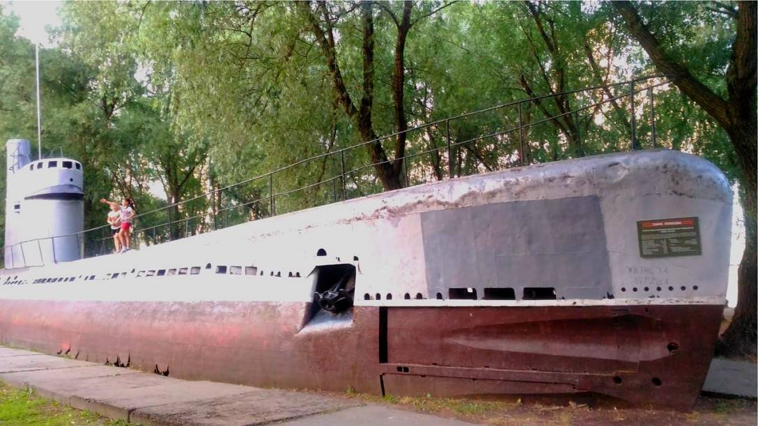 Малые пл. М-261 подводная лодка. Подводная лодка м 261 Краснодар. М-261 подводная лодка памятник. Подводная лодка в Краснодаре на Затоне.
