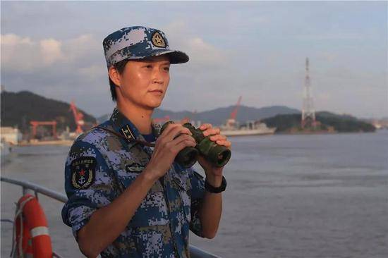 Untuk pertama kalinya dalam sejarah PLA, sebuah kapal perang angkatan laut wanita dikepalai oleh seorang wanita