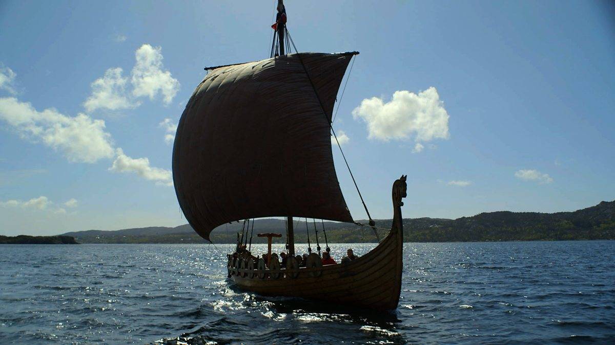 Ладья море. Драккар викингов. Ладья викингов дракар. Викинги Драккар море. Корабли викингов драккары.