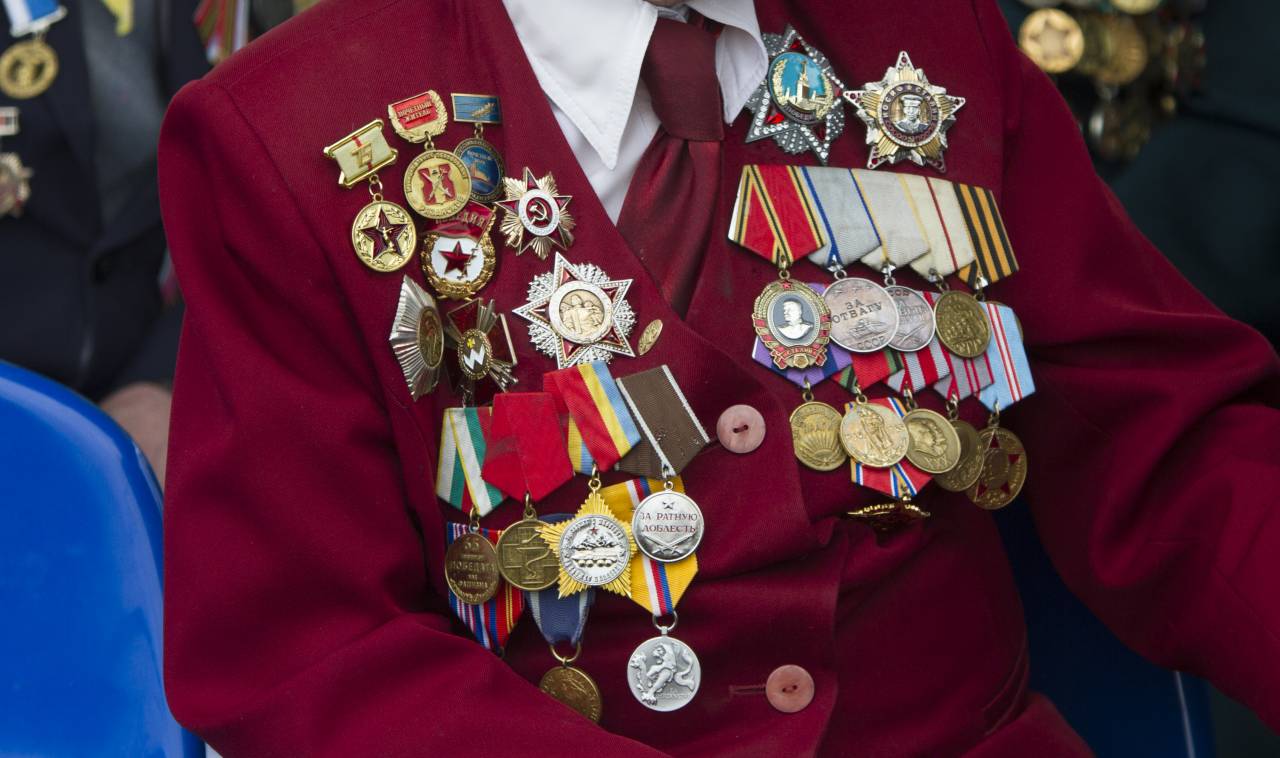 Секретные награды. Медали на пиджаке. Современные медали. Награжденные орденами и медалями. Медали военные.
