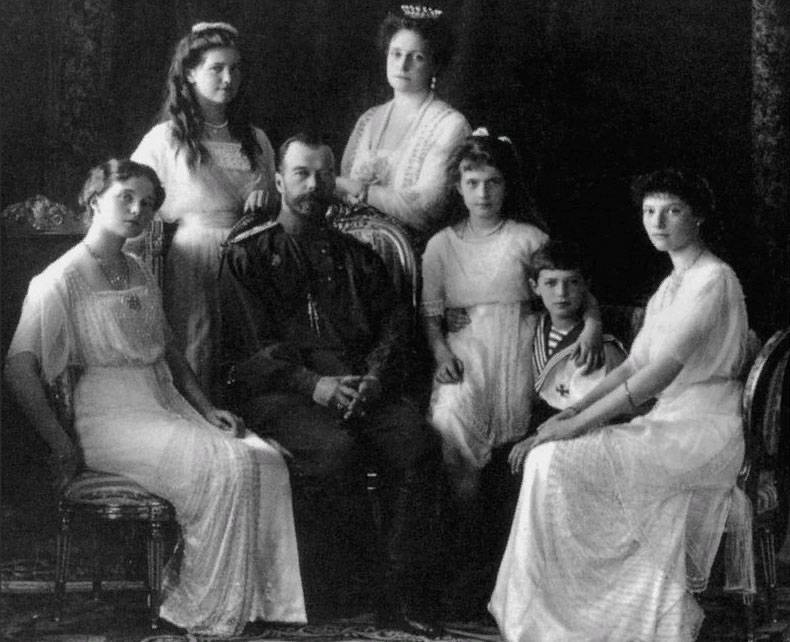 100 năm kể từ khi gia đình hoàng gia bị hành quyết. Vụ bê bối trên mạng với bức tranh biếm họa về Nicholas II