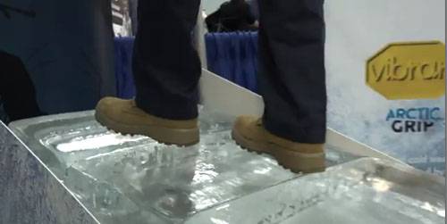 在美国推出了一种新型的北极军靴。 弗罗斯特将军批准吗？