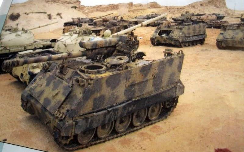 在利比亚，美国装甲运兵车M113手持苏联榴弹炮