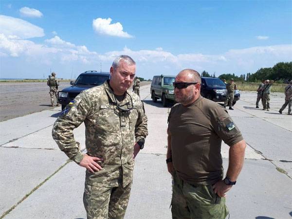Yarosh donutil generála Naeva, aby se omluvil. "Pravosekov" legalizován na Donbasu