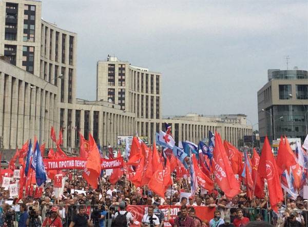 연금 개혁에 반대하는 항의. Zyuganov : 새로운 분할의 위험