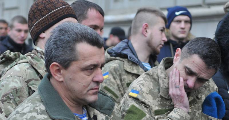 우크라이나 군대는 막대한 인원을 잃고 있습니다. 이유: 낮은 급여