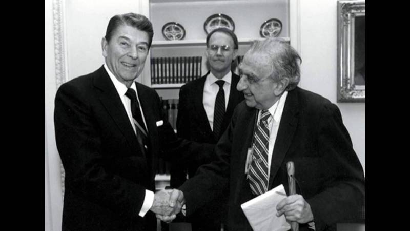 Prezydent Reagan wręcza Edwardowi Tellerowi nagrodę