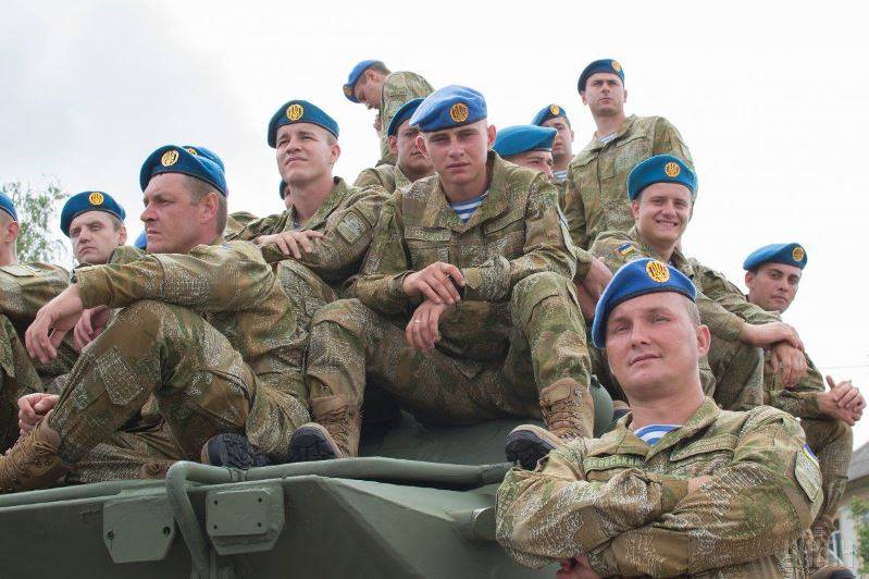 우크라이나는 러시아와 함께 공수 부대의 "잘못된"날을 축하했다.