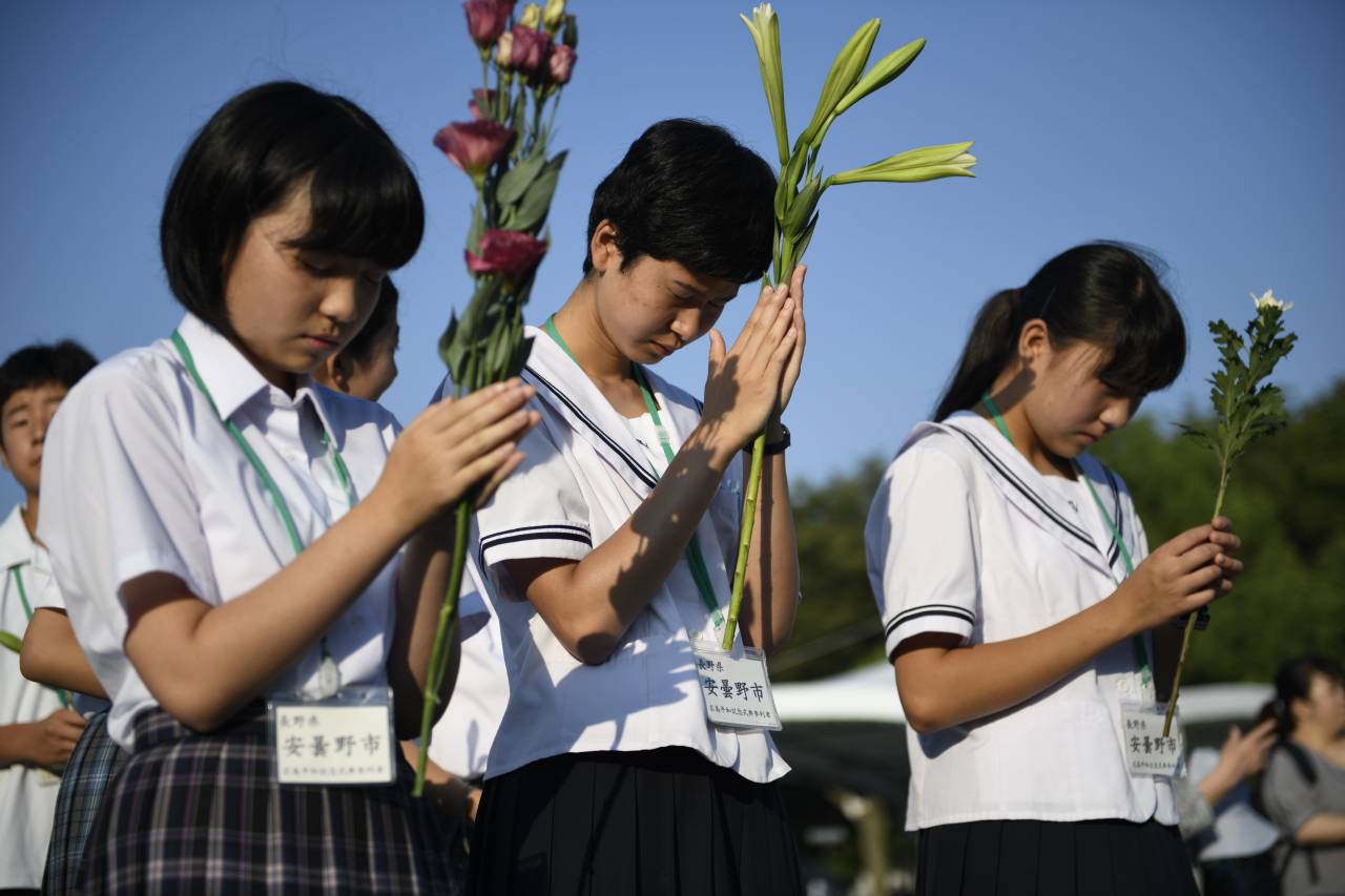 Япония память о Хиросиме. День памяти в Японии. Цвет траура в Японии. Дни скорби в Японии. 9 августа япония