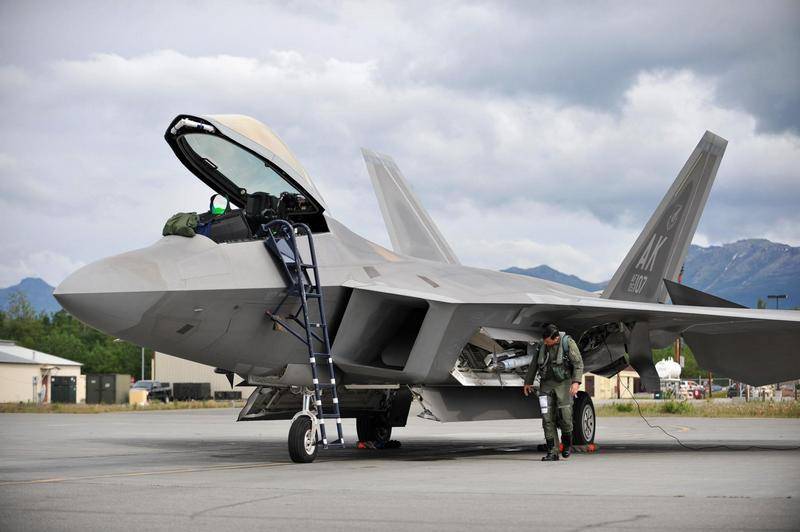 Az orosz agresszió visszaszorítására. Az USA F-22-t telepített Európába