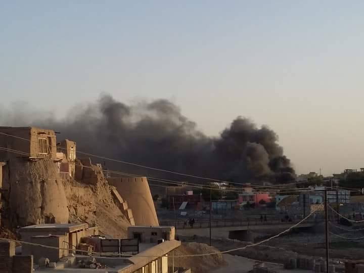 Афганские боевики третьи сутки штурмуют город Газни