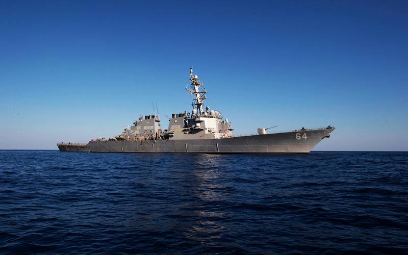 Le destroyer américain USS Carney DDG-64 pénètre dans la mer Noire