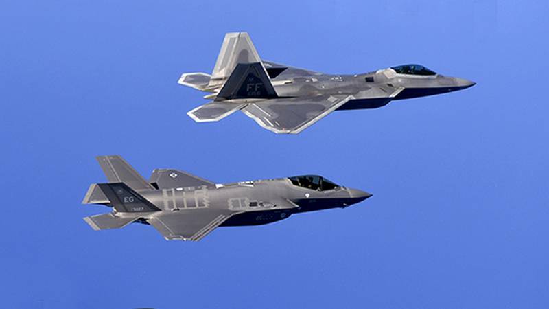 Alors, qui a gagné? Les F-22 et F-35 "convergent" dans le ciel de la Norvège
