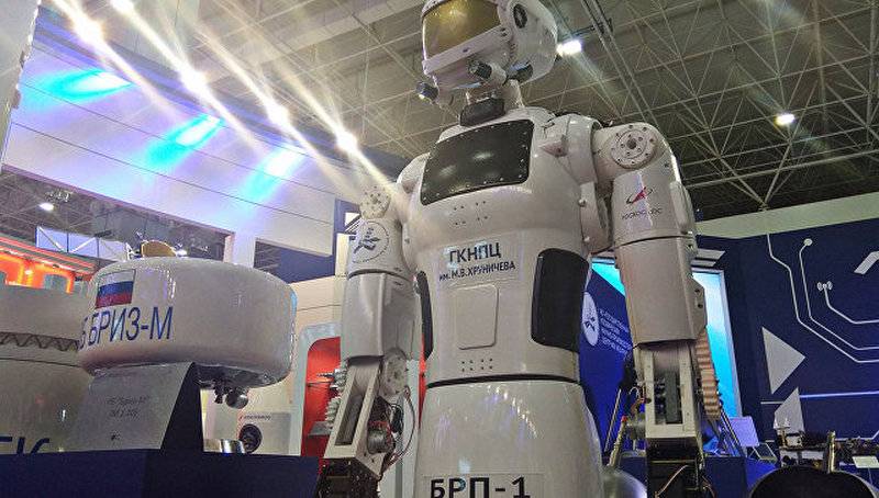 Όχι μόνο ο Φέντορ. Το Khrunichev Center παρουσίασε την εκδοχή του ρομπότ