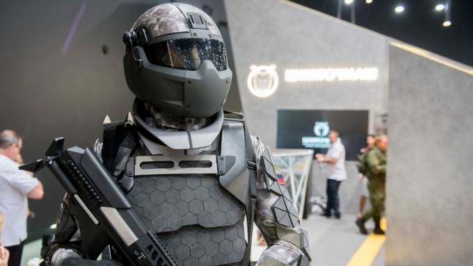 Exoskeleton, helm tembus pandang, dan robot: "Army-18" sebagai indikator pengembangan kompleks industri militer