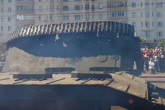 Após o desfile em Kursk, o tanque T-34 caiu da plataforma
