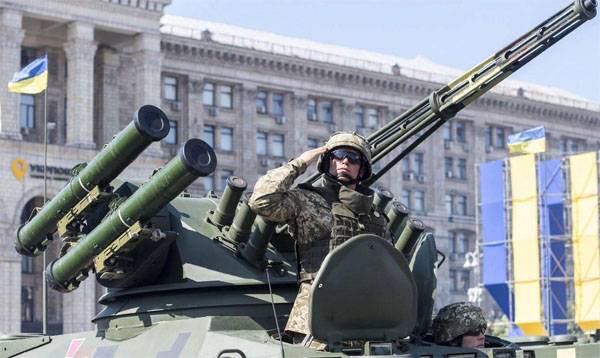在基辅举行的“独立”游行中展示了什么军事装备