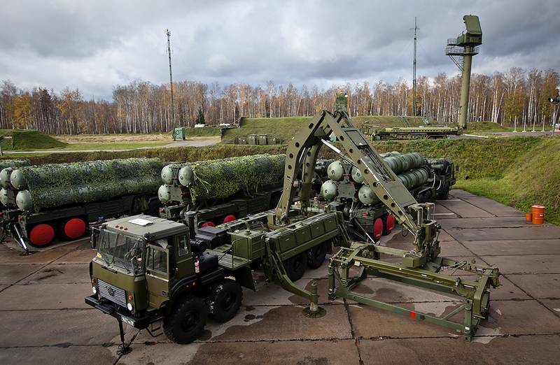 연대적이고 일정보다 앞서 있습니다. "Almaz-Antey"는 S-400 방공 시스템 세트를 러시아 국방부에 넘겼습니다.