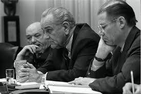 Le président Lyndon Johnson (au centre), à ​​droite, son secrétaire à la Défense, Robert McNamara