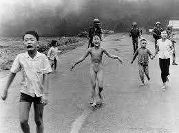 Napalm tarafından ateşe ayarlamak bir köyden çalışan bir Vietnamlı çocuğun simgesi fotoğraf