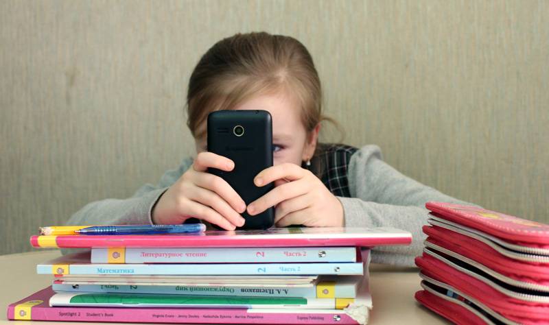 Förbjuda smartphones i klassrummen? Utbildningsdepartementet reflekterar