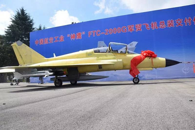 China presentó el caza multifuncional FTC-2000G.