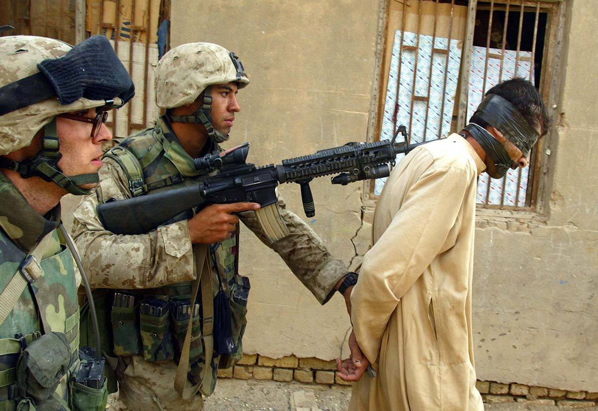 Навел оружие. Американские войска в Ираке 2003. Солдат армии США В Ираке 2003.