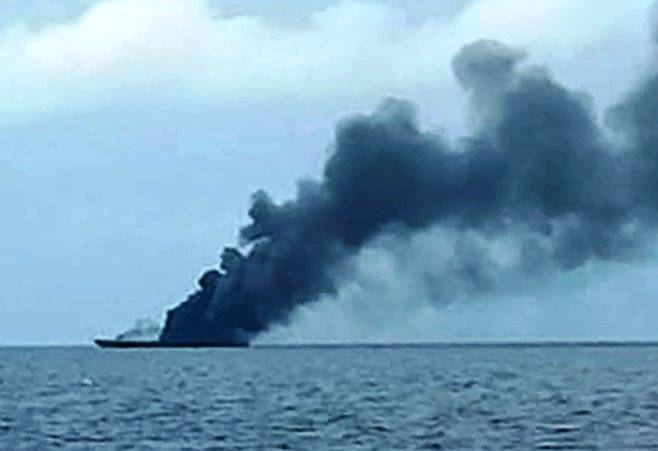 Ele pegou fogo e afundou: a Marinha indonésia perdeu um barco de patrulha