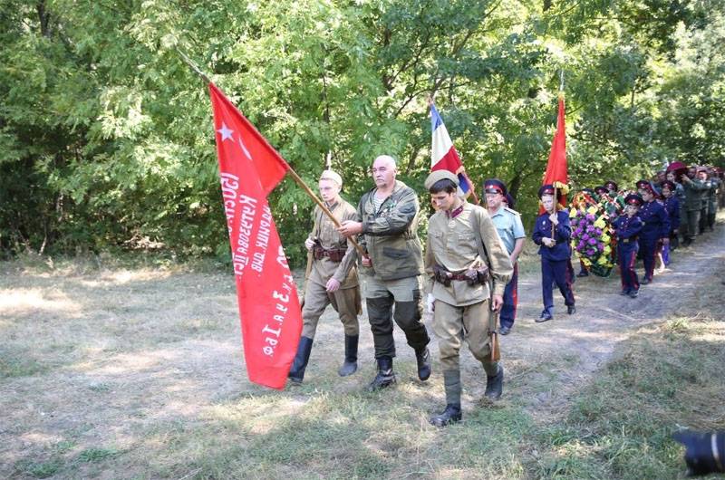 시계 메모리 -2018. 보 로네즈 지역에서 재발행 된 27 붉은 군대 병사들