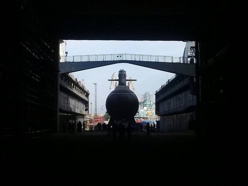 13 ans de et à ... À Saint-Pétersbourg a lancé le sous-marin Kronstadt Project 677