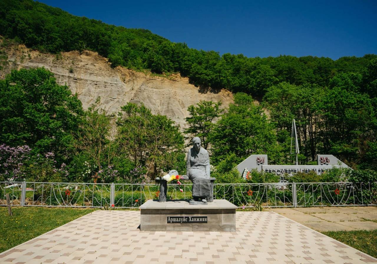 Аршалуйс ханжиян. Памятник Аршалуйс Ханжиян. Памятник Аршалуйс Ханжиян в горячем Ключе. Горячий ключ памятник Аршалуйс. Ханжиян Аршалуйс Кеворковна памятник.