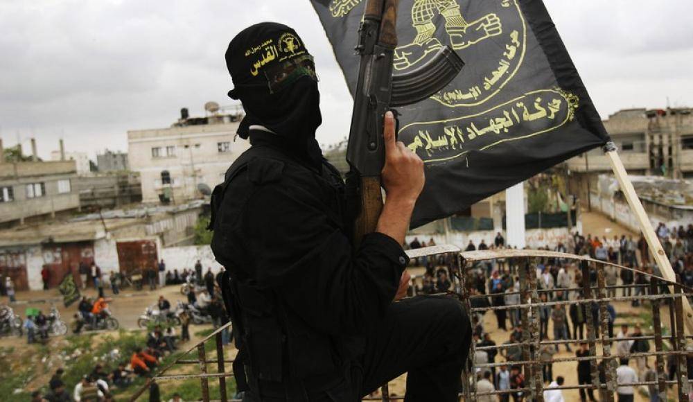 Боевик "Исламского джихада в Палестине" с налобной повязкой и фла...