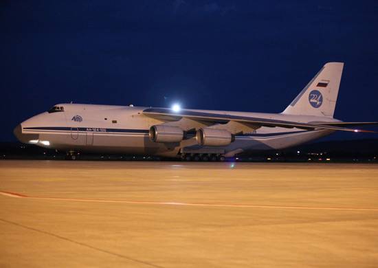 BTA航空機An-124-100ルスランが軍隊のサプライズをフメイミムに届けた